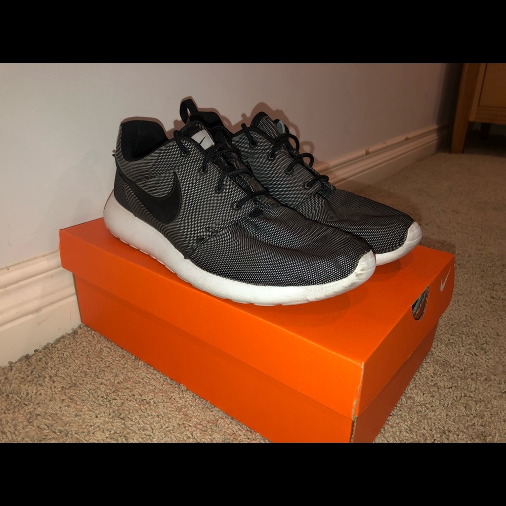 Nike Roshe black and white